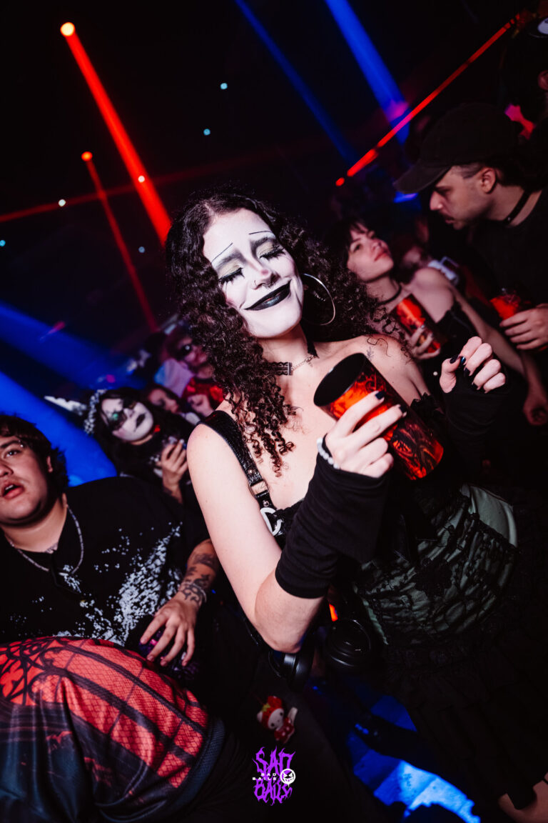 Garota de cabelo cacheado e rosto pintado de branco — Sad Baile Joker, Halloween em São Paulo, 17/10/2026