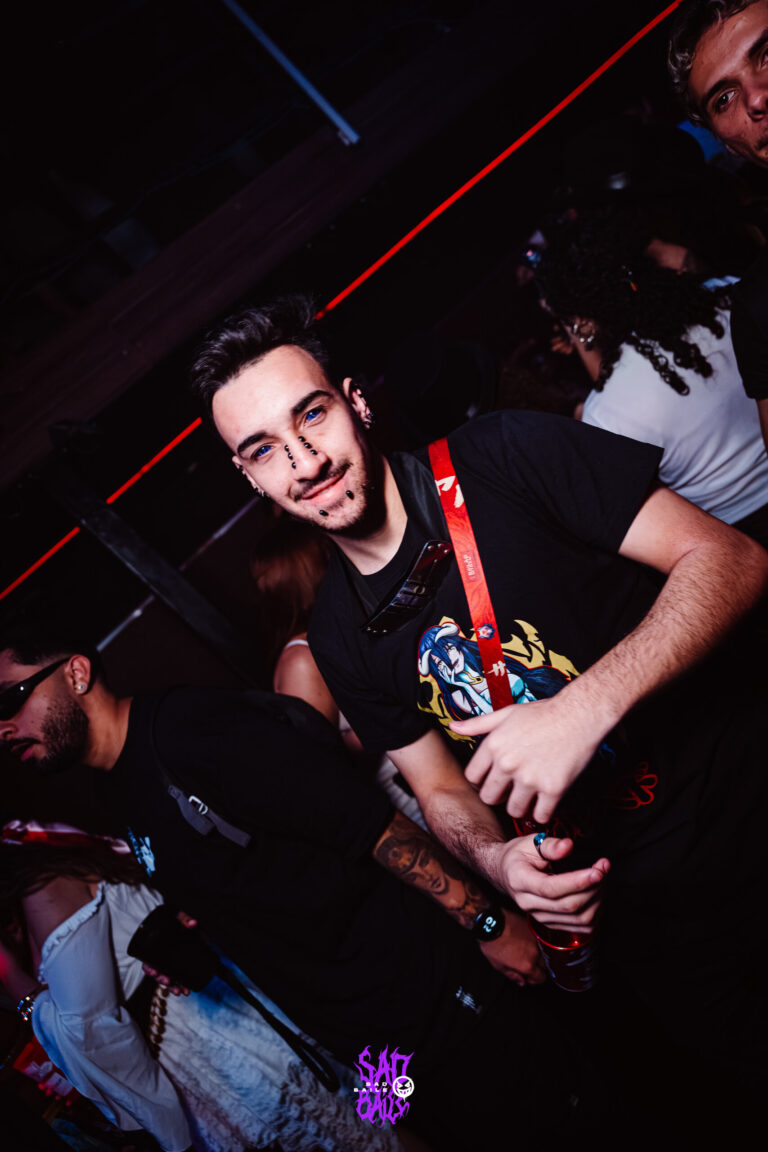 Rapaz de camiseta preta faz pose na pista — Sad Baile Joker, Halloween em São Paulo, 17/10/2026