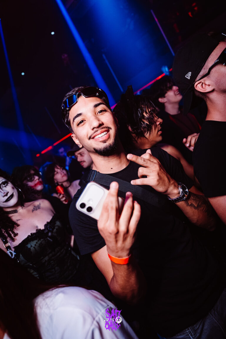 Rapaz sorri e faz sinal com a mão na pista — Sad Baile Joker, Halloween em São Paulo, 17/10/2026