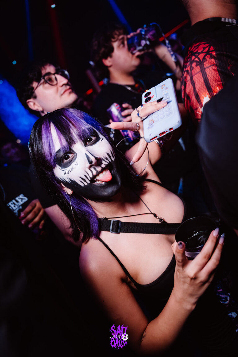 Garota com caveira pintada no rosto faz selfie — Sad Baile Joker, Halloween em São Paulo, 17/10/2026