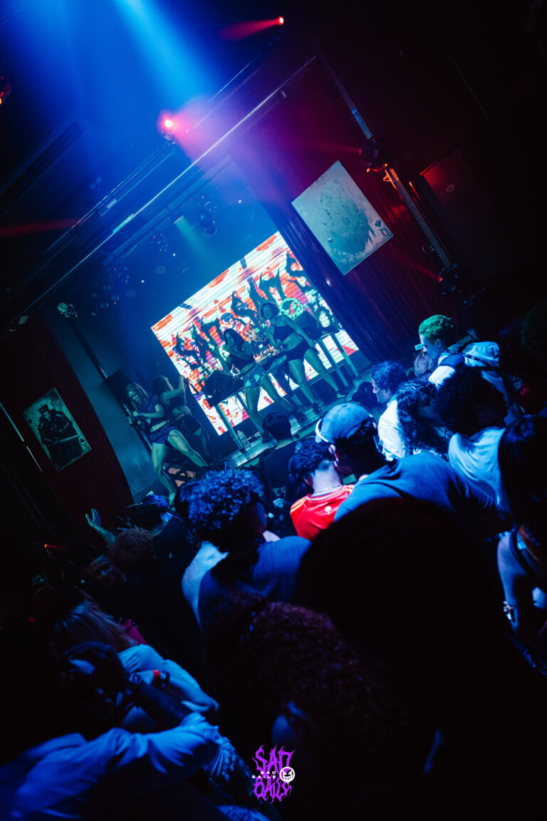 Palco com telão visto do fundo da pista — Sad Baile Joker, Halloween em São Paulo, 17/10/2026