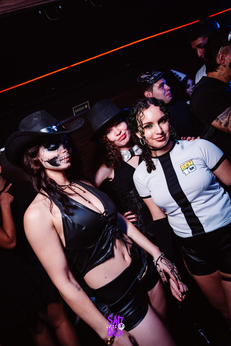 Amigas de chapéu de cowboy e maquiagem de caveira — Sad Baile Joker, Halloween em São Paulo, 17/10/2026