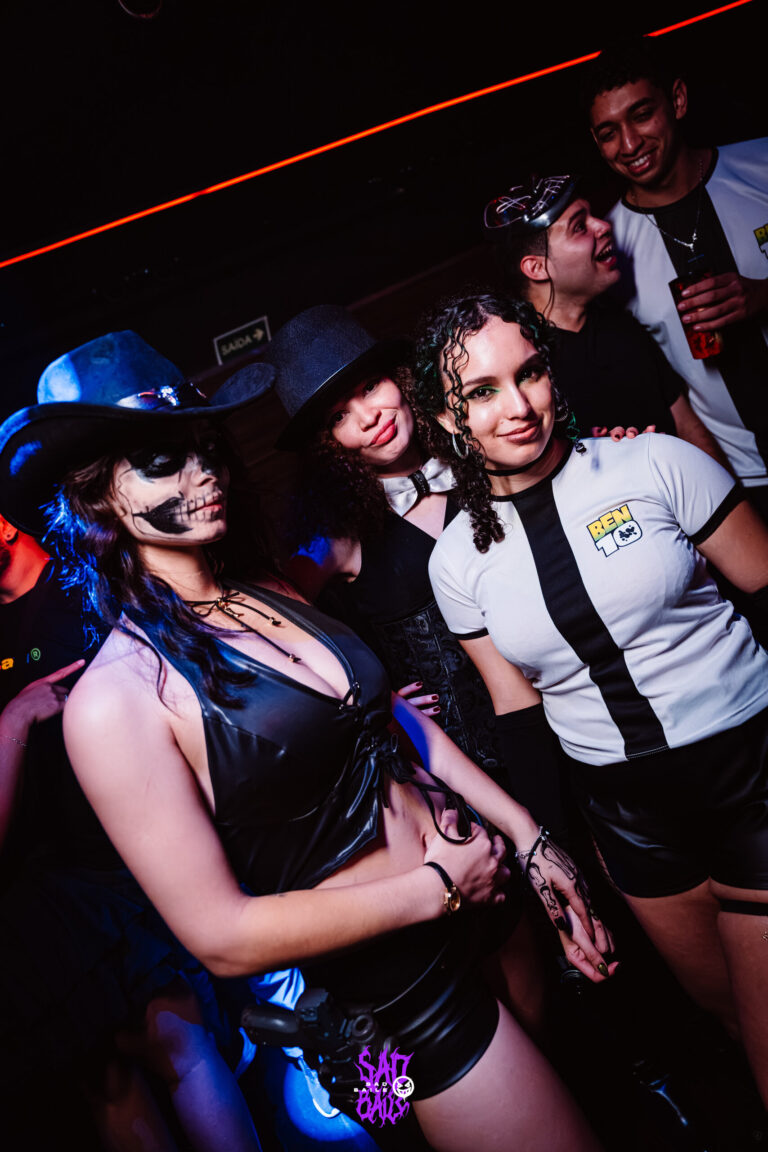 Cowgirl de maquiagem de caveira com amiga — Sad Baile Joker, Halloween em São Paulo, 17/10/2026
