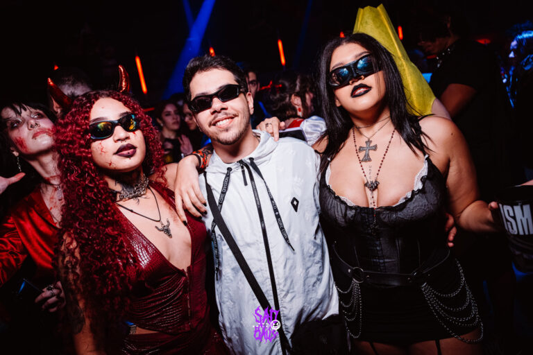 Trio de amigos de óculos escuros na pista — Sad Baile Joker, Halloween em São Paulo, 17/10/2026