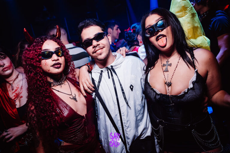 Amigos fazem careta para a câmera — Sad Baile Joker, Halloween em São Paulo, 17/10/2026