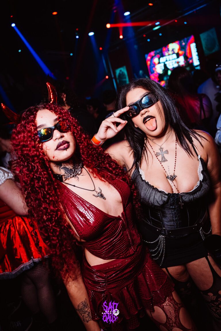 Amigas de corset e óculos escuros fazem pose — Sad Baile Joker, Halloween em São Paulo, 17/10/2026