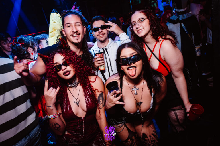 Grupo de amigos fantasiados com óculos escuros — Sad Baile Joker, Halloween em São Paulo, 17/10/2026