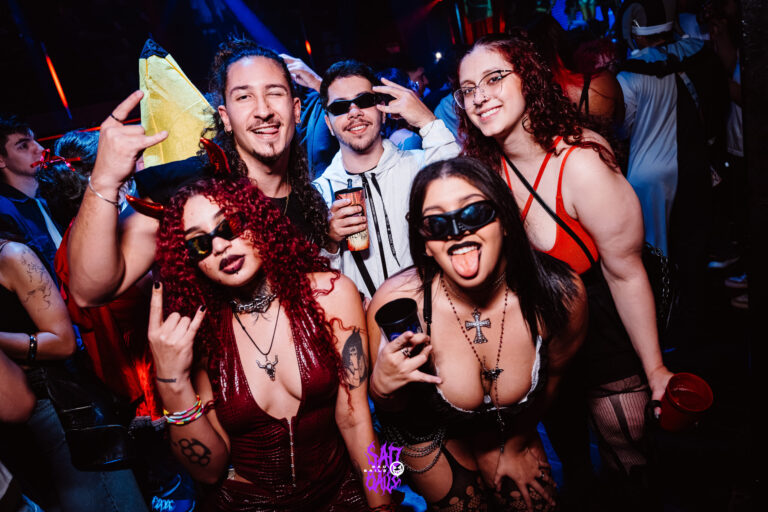 Galera de amigos faz pose na pista — Sad Baile Joker, Halloween em São Paulo, 17/10/2026