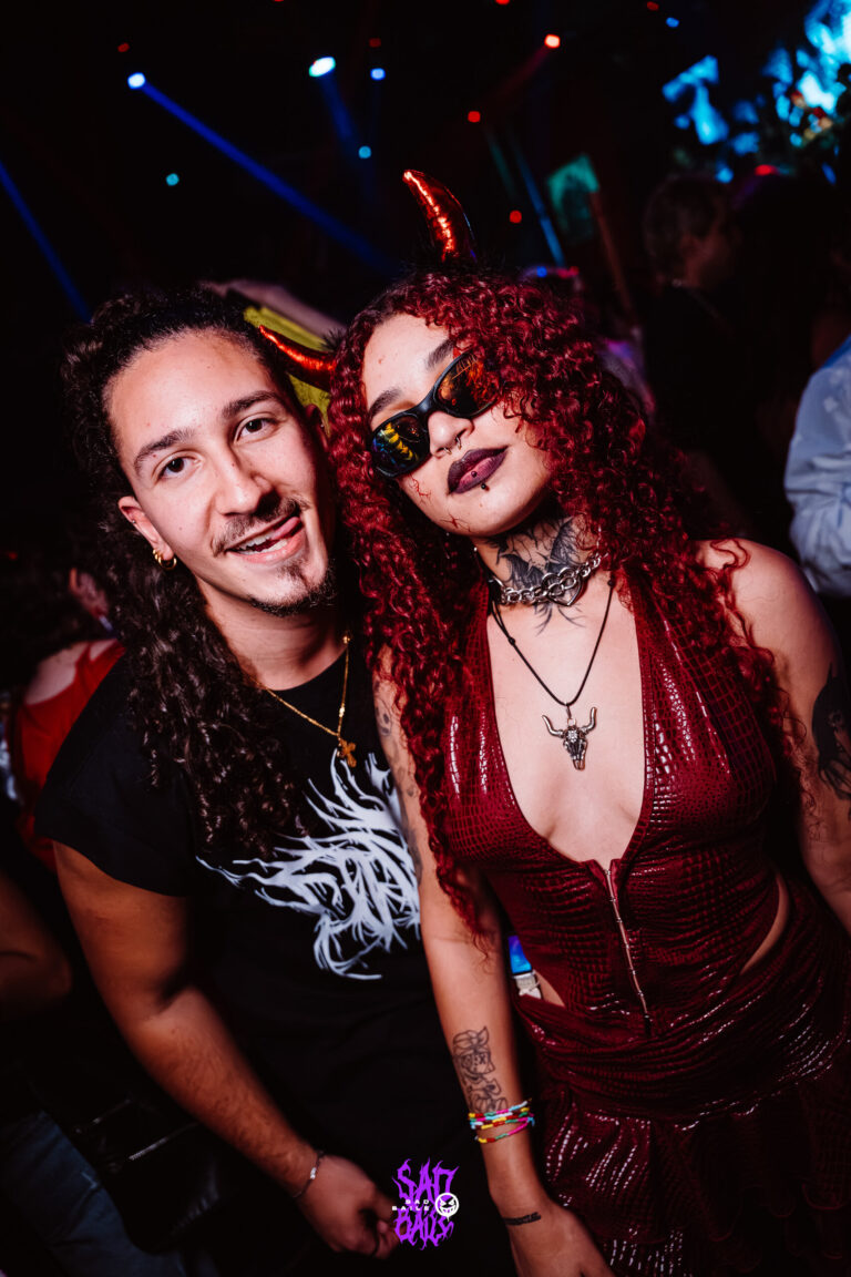 Casal posa junto na pista — Sad Baile Joker, Halloween em São Paulo, 17/10/2026