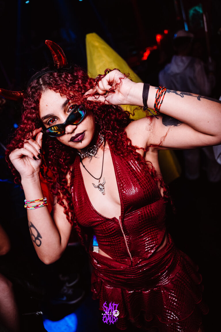 Garota de cabelo ruivo cacheado e óculos escuros — Sad Baile Joker, Halloween em São Paulo, 17/10/2026