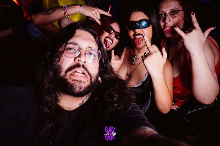 Amigos fazem selfie em grupo — Sad Baile Joker, Halloween em São Paulo, 17/10/2026
