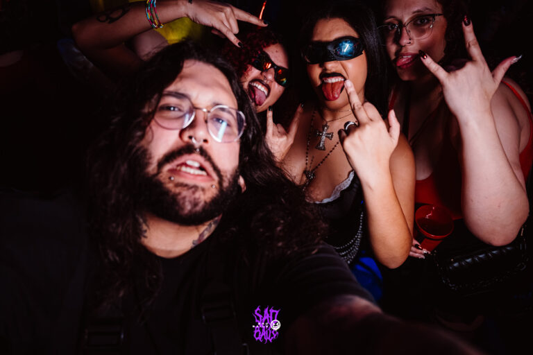 Selfie da galera com sinal de rock — Sad Baile Joker, Halloween em São Paulo, 17/10/2026