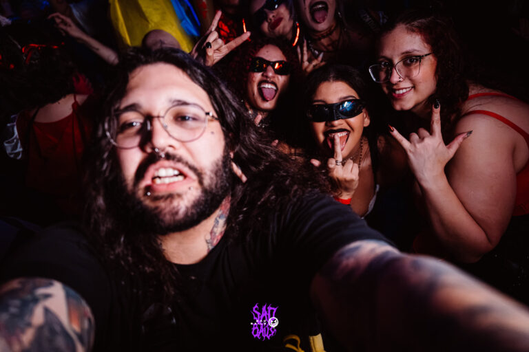 Amigos mostram a língua em selfie — Sad Baile Joker, Halloween em São Paulo, 17/10/2026
