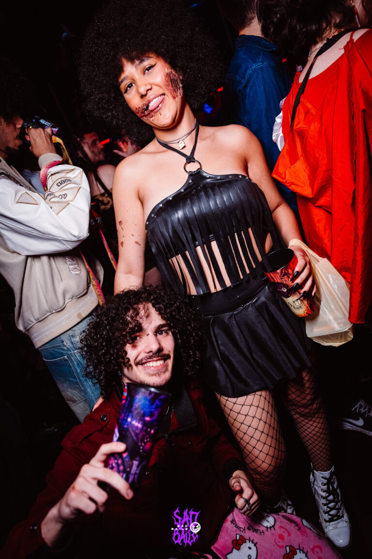 Garota de cabelo black power dança na pista — Sad Baile Joker, Halloween em São Paulo, 17/10/2026