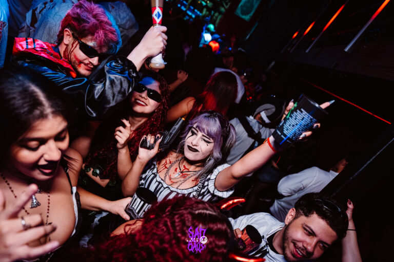 Galera agitada na pista com copos — Sad Baile Joker, Halloween em São Paulo, 17/10/2026