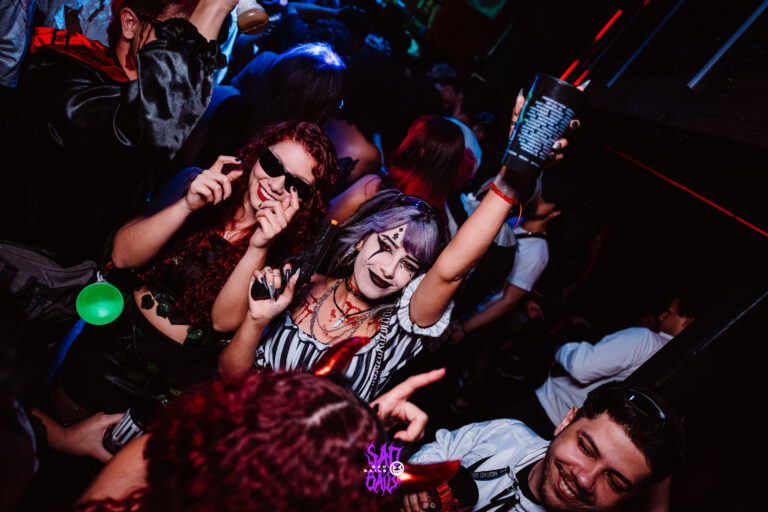 Pista lotada com amigos brindando — Sad Baile Joker, Halloween em São Paulo, 17/10/2026