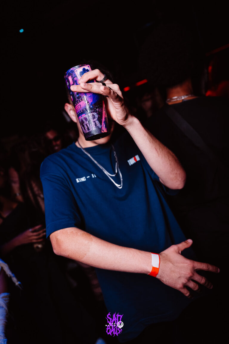 Rapaz de camiseta azul bebe na pista — Sad Baile Joker, Halloween em São Paulo, 17/10/2026