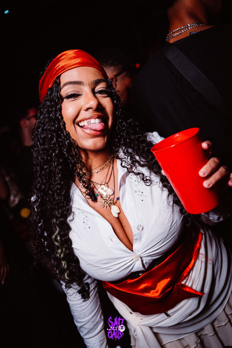 Fantasia de pirata com lenço vermelho e copo — Sad Baile Joker, Halloween em São Paulo, 17/10/2026