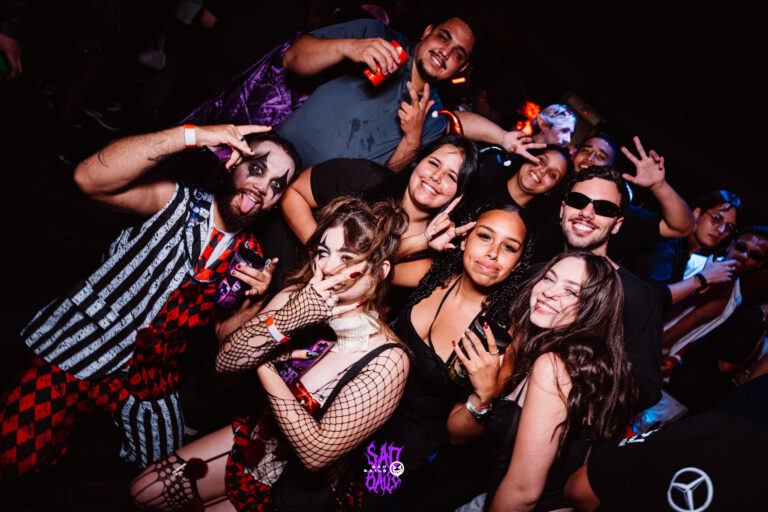 Grupo de amigas faz pose na pista — Sad Baile Joker, Halloween em São Paulo, 17/10/2026