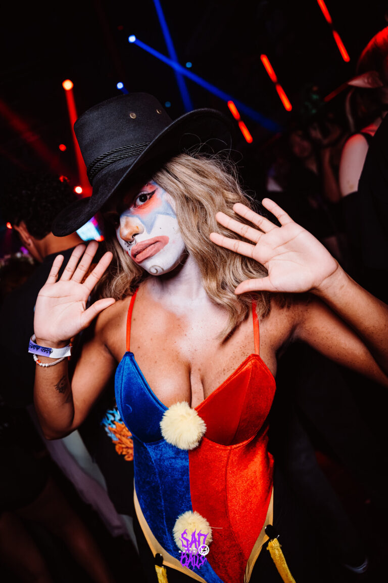 Fantasia de palhaça com chapéu preto e macacão colorido — Sad Baile Joker, Halloween em São Paulo, 17/10/2026