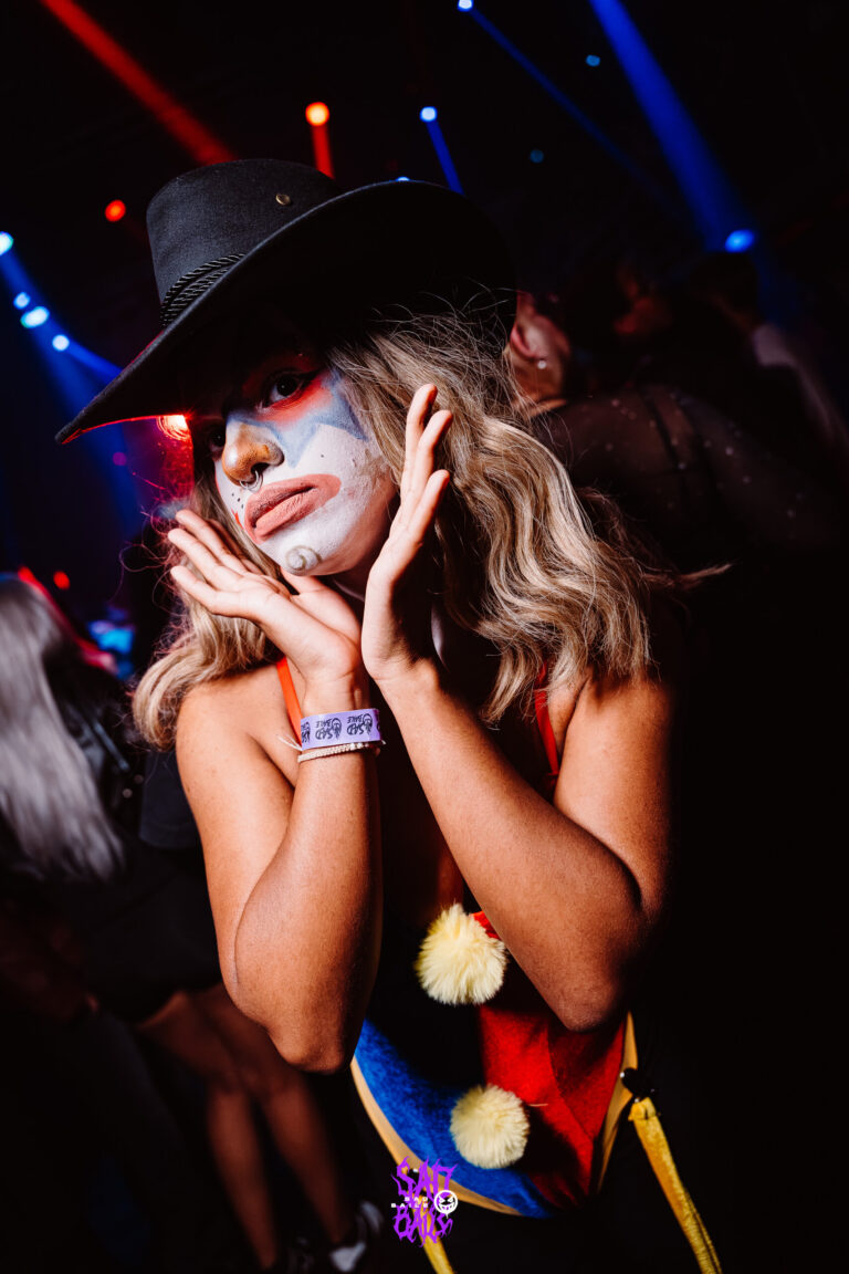 Palhaça de chapéu preto faz pose — Sad Baile Joker, Halloween em São Paulo, 17/10/2026