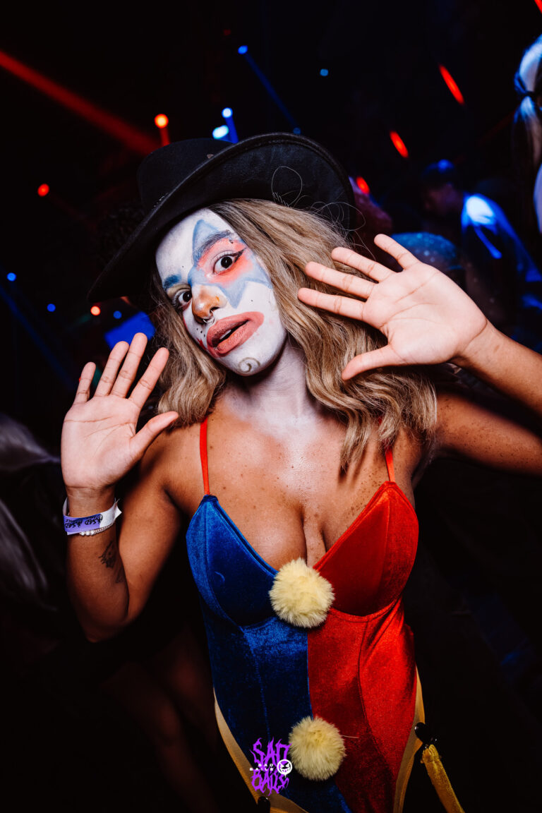 Garota de maquiagem de palhaço e chapéu preto — Sad Baile Joker, Halloween em São Paulo, 17/10/2026
