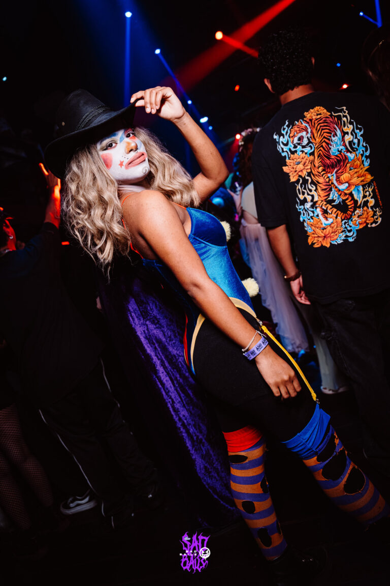 Palhaça de meias listradas e chapéu preto — Sad Baile Joker, Halloween em São Paulo, 17/10/2026