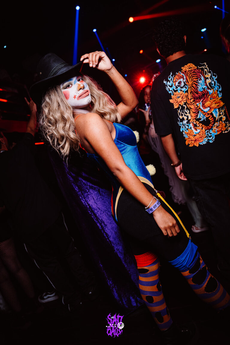 Fantasia de palhaça com capa roxa — Sad Baile Joker, Halloween em São Paulo, 17/10/2026
