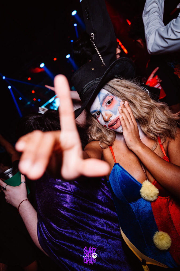 Palhaça faz pose com a mão para a câmera — Sad Baile Joker, Halloween em São Paulo, 17/10/2026