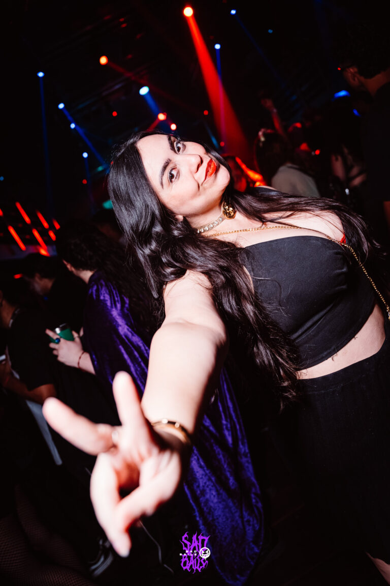 Garota de cabelo comprido faz pose na pista — Sad Baile Joker, Halloween em São Paulo, 17/10/2026