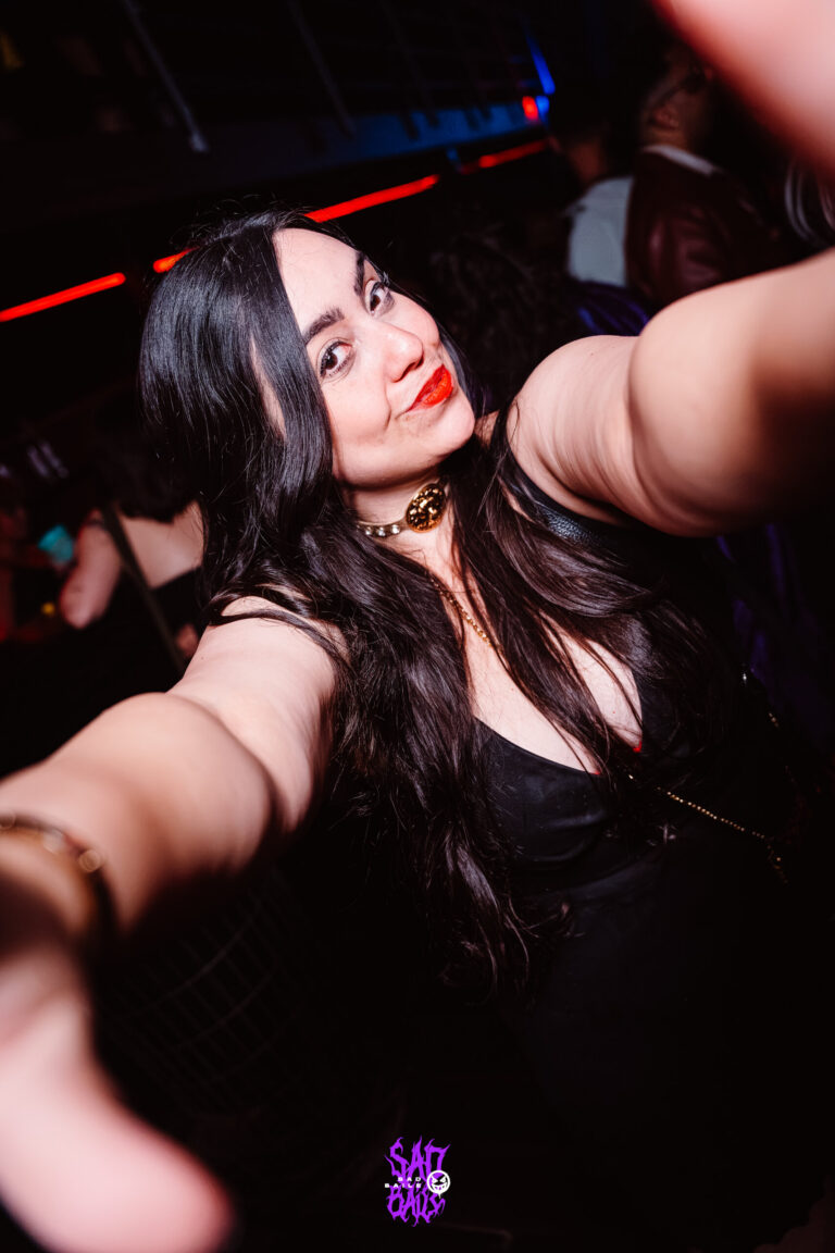 Garota faz selfie na pista — Sad Baile Joker, Halloween em São Paulo, 17/10/2026