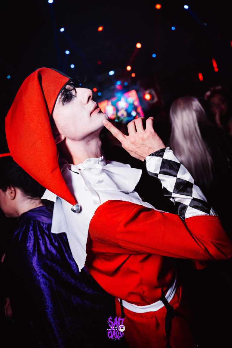 Fantasia de bobo da corte vermelho bebe na pista — Sad Baile Joker, Halloween em São Paulo, 17/10/2026