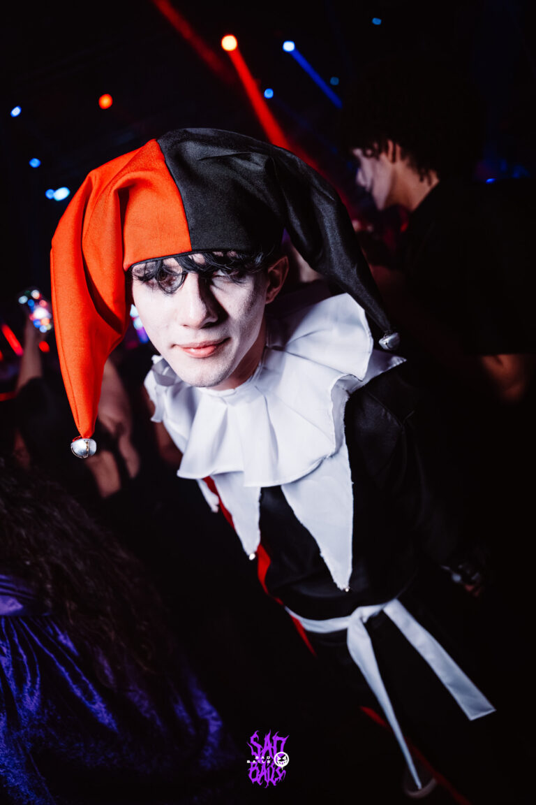 Bobo da corte de gola branca e chapéu vermelho — Sad Baile Joker, Halloween em São Paulo, 17/10/2026