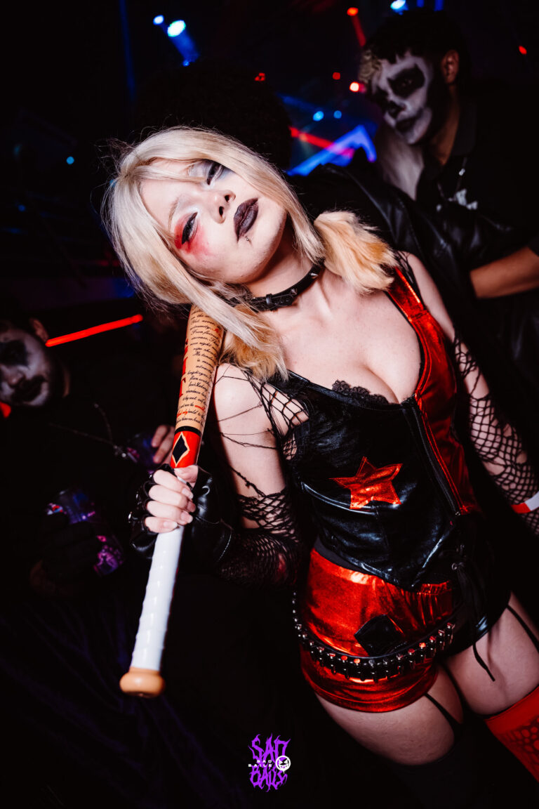 Fantasia de Arlequina com taco de beisebol — Sad Baile Joker, Halloween em São Paulo, 17/10/2026