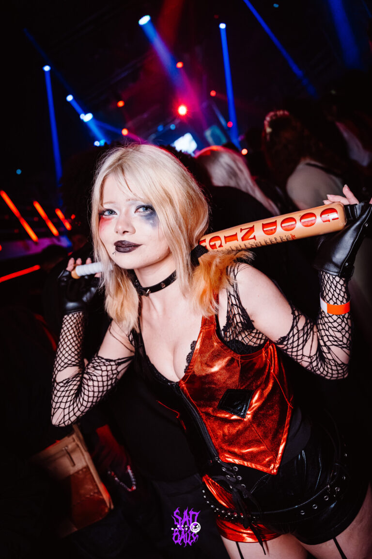 Arlequina faz pose com o taco nos ombros — Sad Baile Joker, Halloween em São Paulo, 17/10/2026