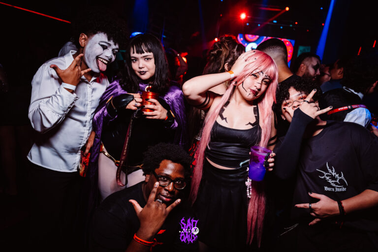 Grupo de amigos fantasiados na pista — Sad Baile Joker, Halloween em São Paulo, 17/10/2026