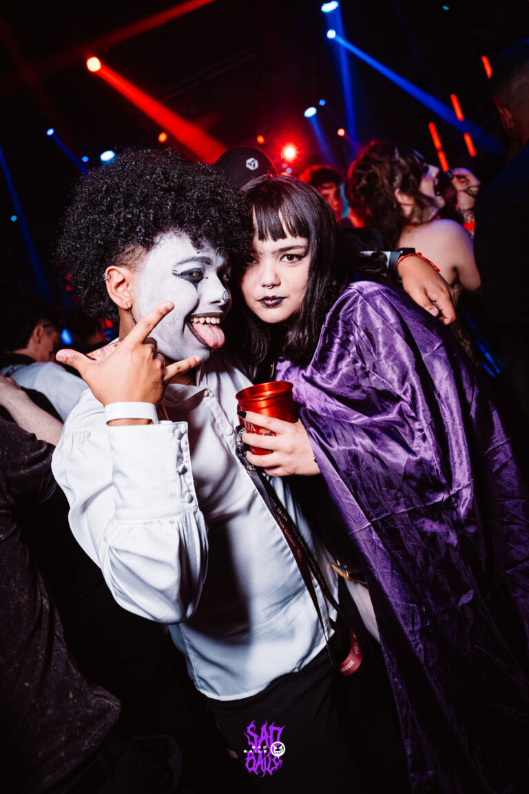 Casal com maquiagem de palhaço e capa roxa — Sad Baile Joker, Halloween em São Paulo, 17/10/2026