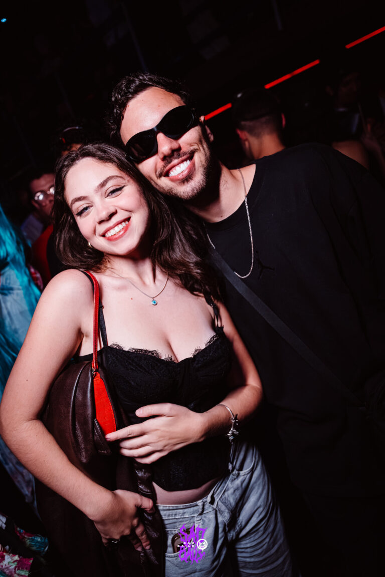 Casal faz pose na pista — Sad Baile Joker, Halloween em São Paulo, 17/10/2026