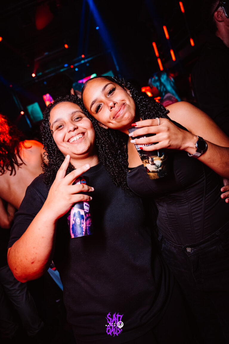 Amigas fazem sinal de paz na pista — Sad Baile Joker, Halloween em São Paulo, 17/10/2026