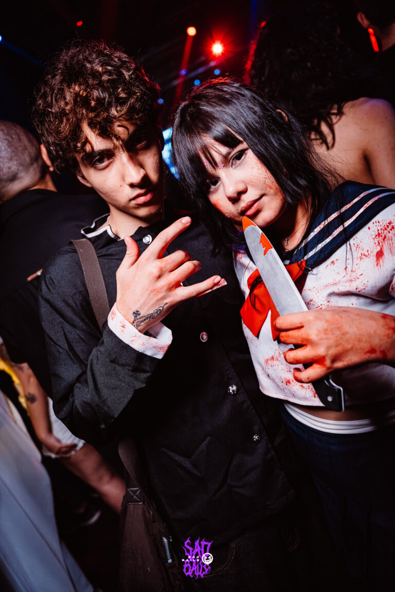 Casal com fantasia de colegial ensanguentada — Sad Baile Joker, Halloween em São Paulo, 17/10/2026