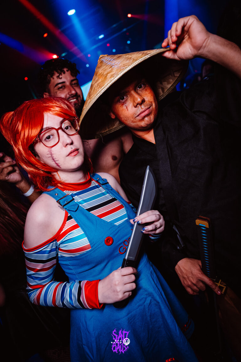 Chucky de peruca ruiva e macacão segura faca — Sad Baile Joker, Halloween em São Paulo, 17/10/2026