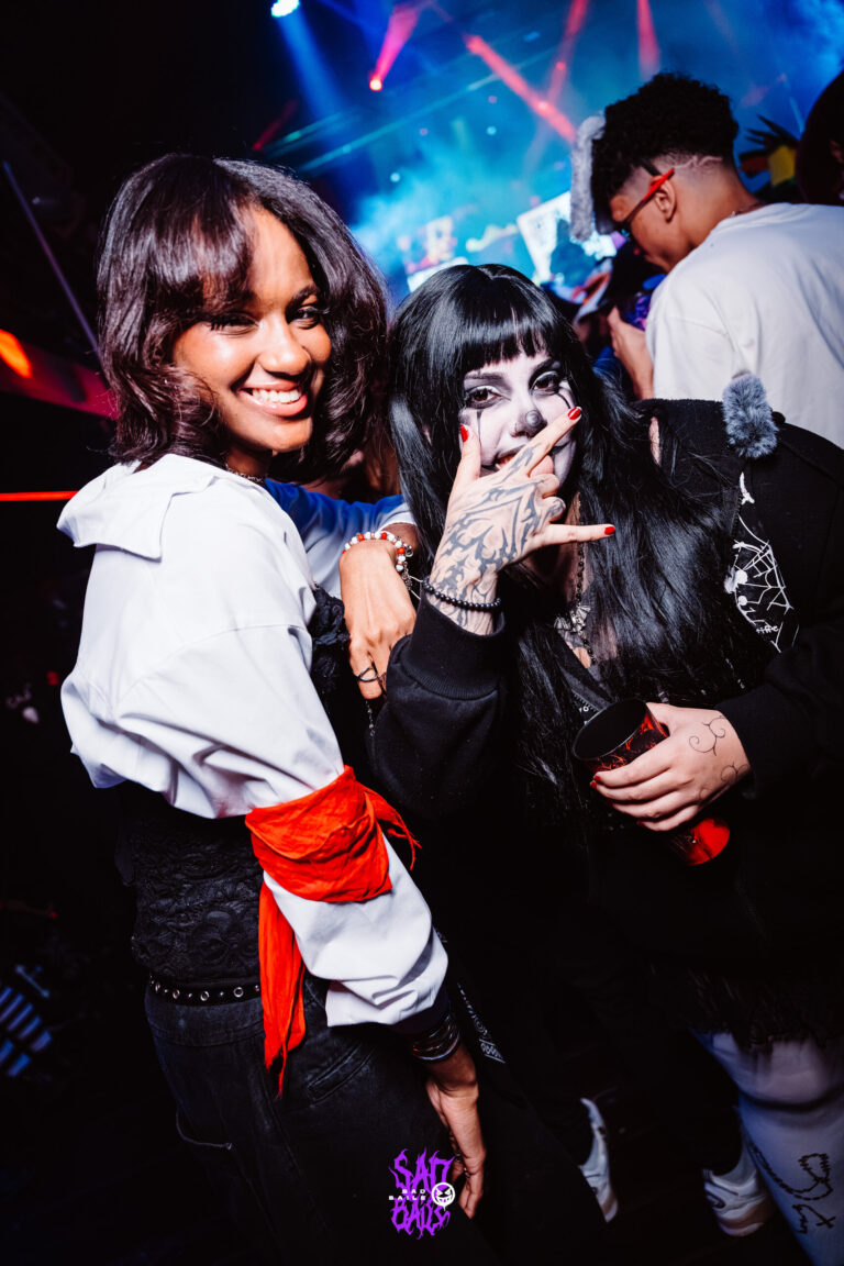 Amigas abraçadas na pista — Sad Baile Joker, Halloween em São Paulo, 17/10/2026