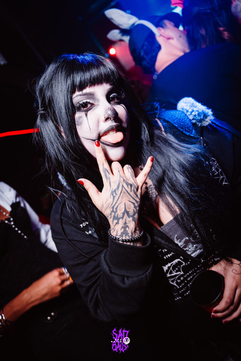 Garota de maquiagem gótica faz sinal de rock — Sad Baile Joker, Halloween em São Paulo, 17/10/2026