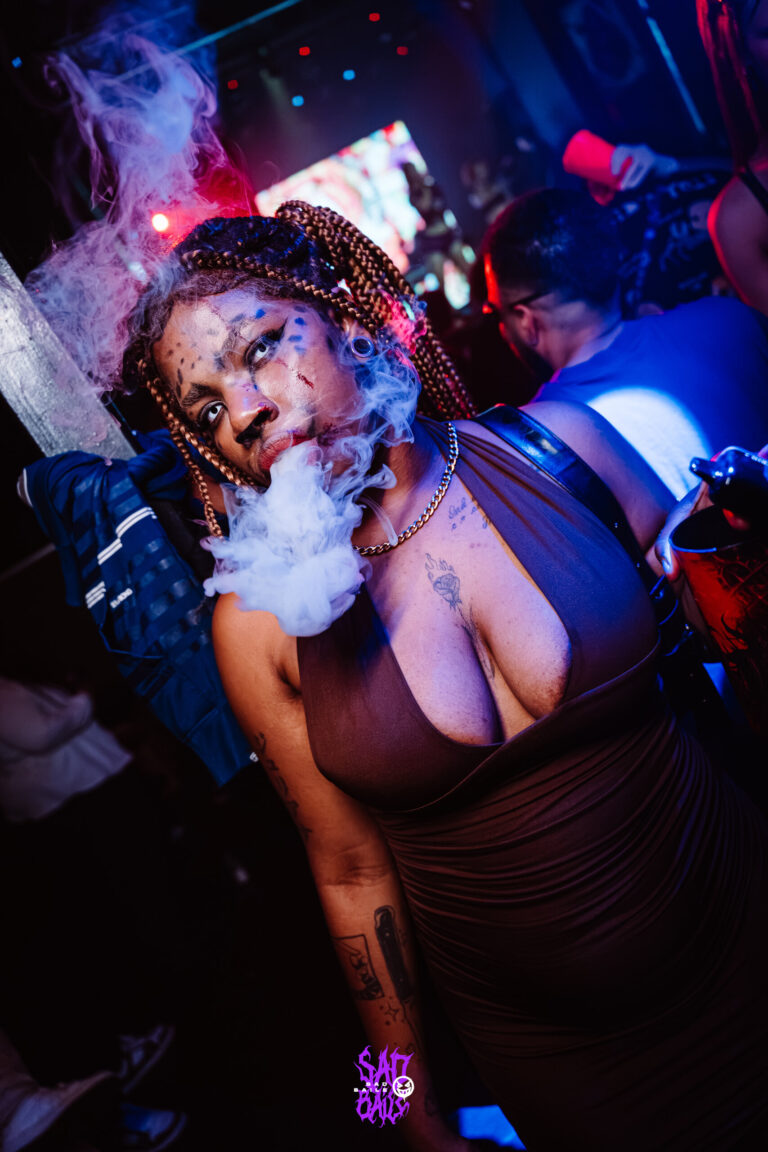 Garota de tranças solta fumaça na pista — Sad Baile Joker, Halloween em São Paulo, 17/10/2026