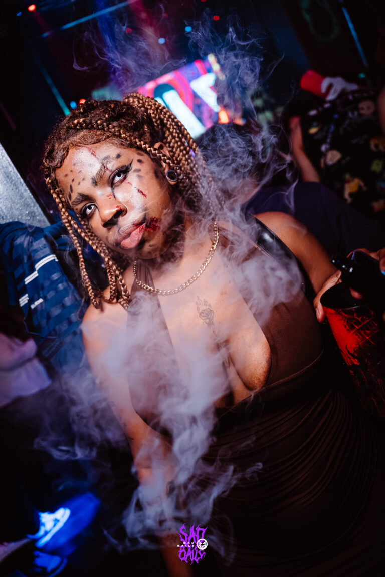 Garota de vestido marrom em meio à fumaça — Sad Baile Joker, Halloween em São Paulo, 17/10/2026