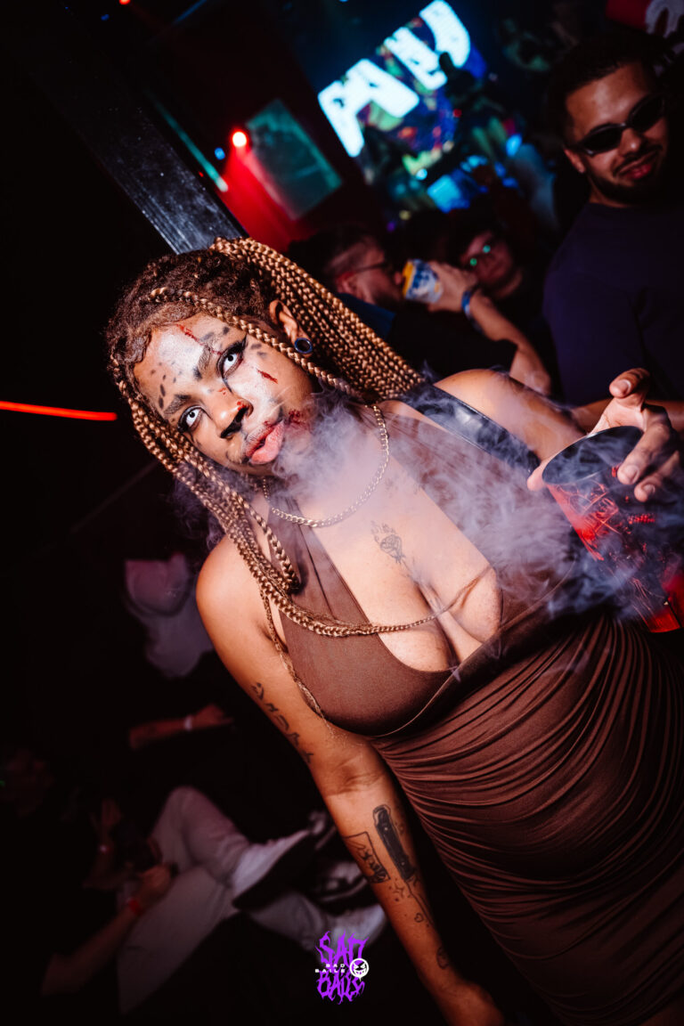 Garota de tranças na fumaça da pista — Sad Baile Joker, Halloween em São Paulo, 17/10/2026