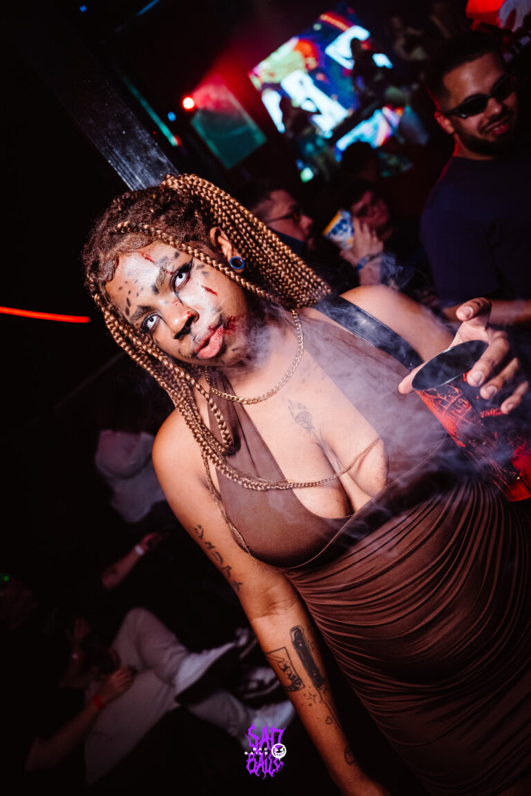Garota de tranças e vestido marrom faz pose — Sad Baile Joker, Halloween em São Paulo, 17/10/2026