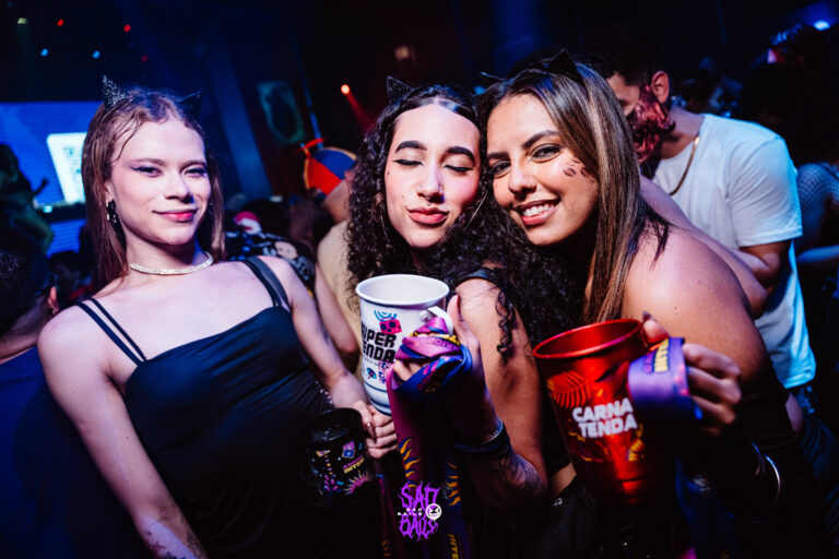 Trio de amigas com copos na pista — Sad Baile Joker, Halloween em São Paulo, 17/10/2026