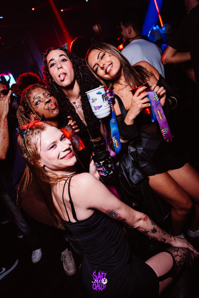 Amigas mostram a língua na pista — Sad Baile Joker, Halloween em São Paulo, 17/10/2026