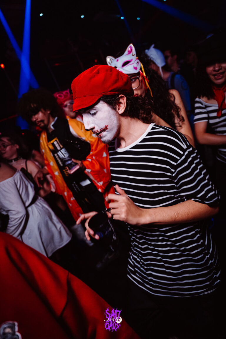 Rapaz de boina vermelha e camiseta listrada de mímico — Sad Baile Joker, Halloween em São Paulo, 17/10/2026